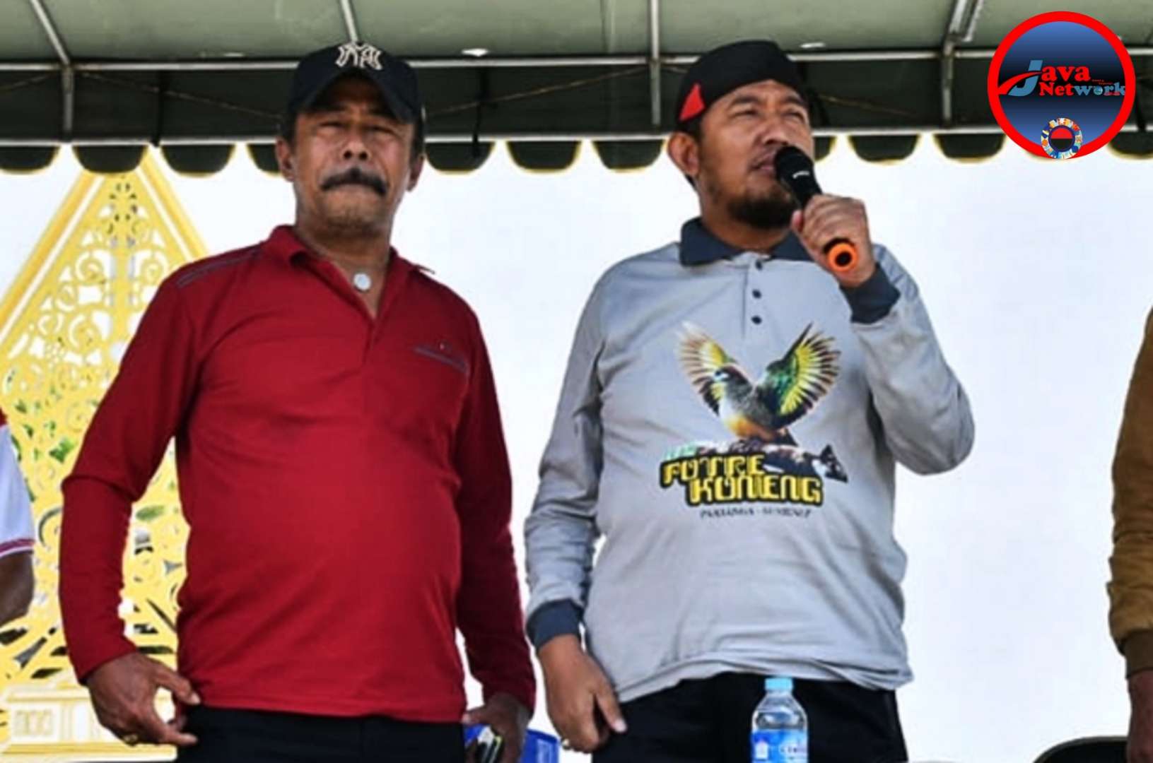 Bupati Sumenep Dr. H. Achmad Fauzi Wongsojudo, SH, MH Bersama Kades Paberasan Rachman Saleh, SE Pada Lomba Burung Perkutut se-Madura 2024 di Lapangan Tunas Muda Paberasan, Minggu (08/09/2024)