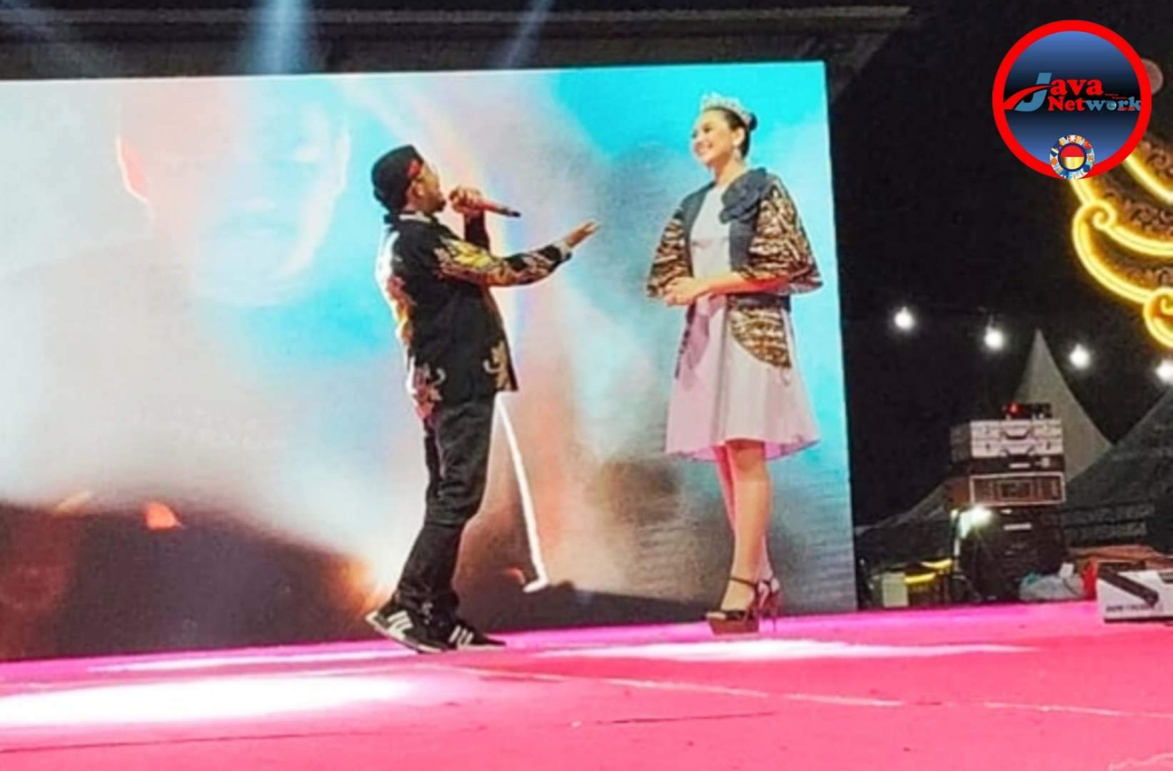 Kolaborasi Bupati Fauzi Bersama Runner Up Putri Indonesia Jatim Saat Bawakan Lagu Mencintai Tanpa Dicintai, Bikin Suasana Gemuruh Pengunjung Festival Batik 2024, Minggu (08/09/2024)