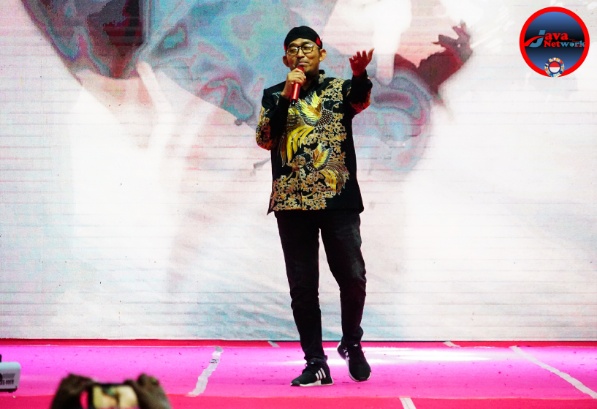 Bupati Sumenep Dr H Achmad Fauzi Wongsojudo, SH, MH Mengenakan Batik Catra Hasil Karya WBP Rutan Sumenep di Acara Ajang Sumenep Festival Batik 2024
