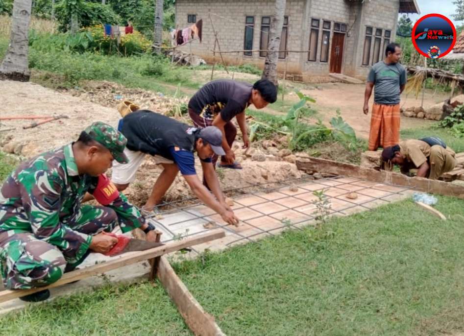 Babinsa Koramil 18/Kangean Bersama Warga Kerja Bakti Bangun Jembatan