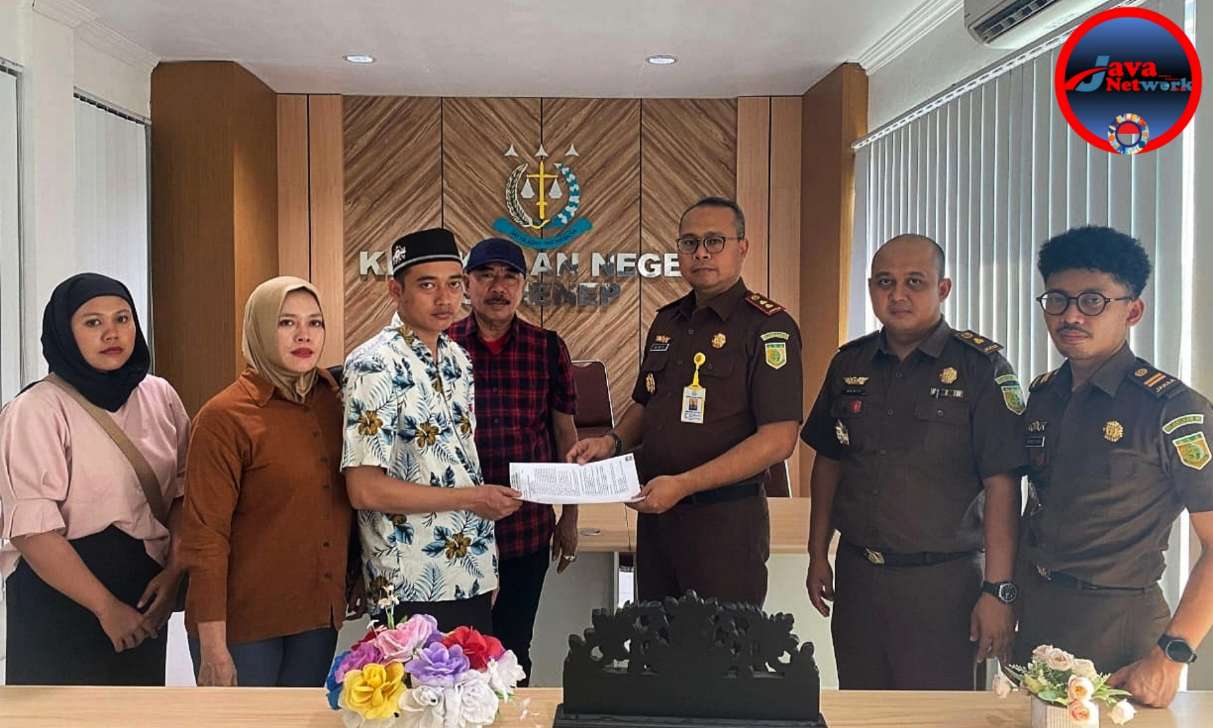 Korban Penyalahgunaan Narkoba Jenis Sabu Syamsul Arifin Saat Menerima Surat Restorative Justice dari Kajari Sumenep, Sigit Waseso, SH, MH