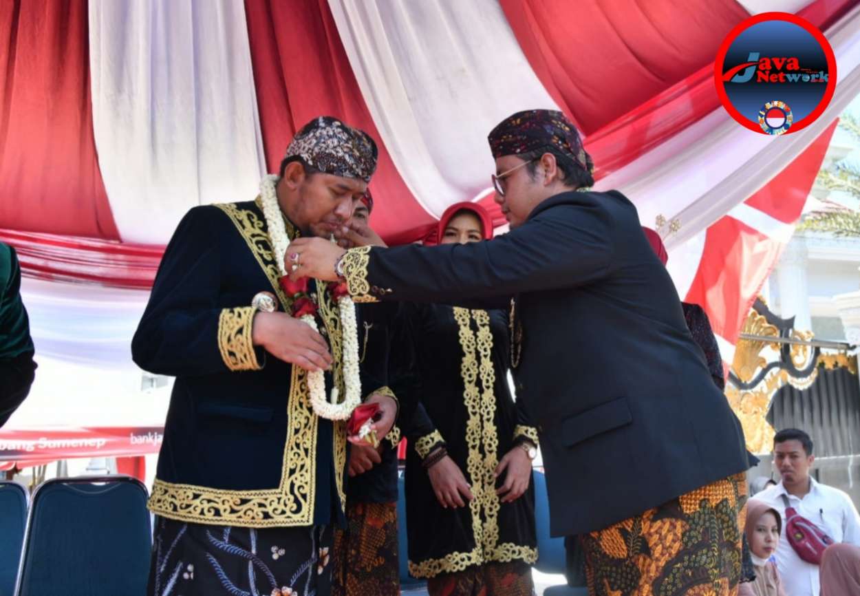 Pengalungan Bunga Oleh Kades Torbang Kepada Bupati Sumenep Dr H Achmad Fauzi Wongsojudo, SH, MH.
