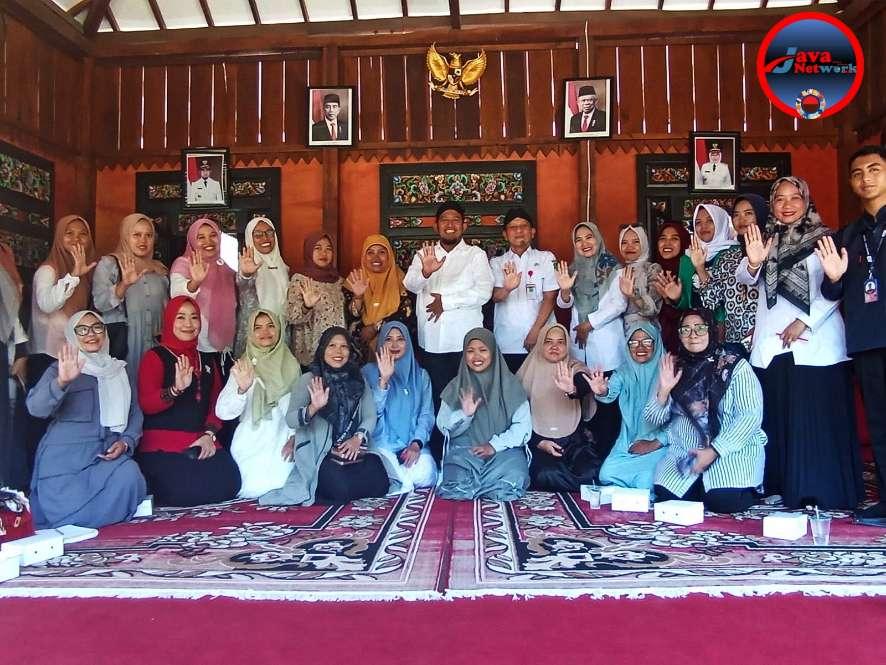Foto Bersama Bupati Fauzi Bersama Aliansi Aktivis Perempuan Usai Gelar Audensi Terkait Maraknya Kasus Kekerasan Terhadap Anak 