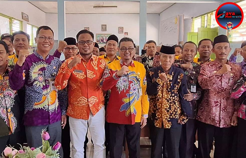 Kabid GTK Disdik Sumenep, Akhmad Fairusi, SPd, M.AP. Foto Bersama Dengan KKKS dan Pengawas SD Kecamatan Guluk-Guluk, Kamis (12/09/2024)