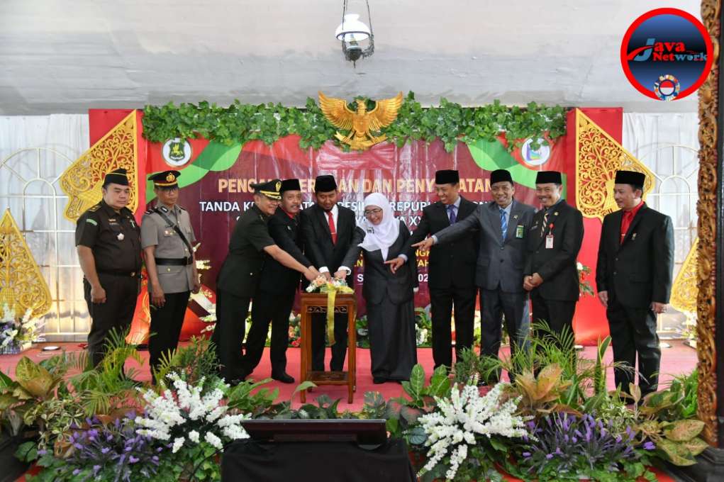 Pencet Tombol Sirene Bupati Dr. H. Achmad Fauzi Wongsojudo, SH, MH Bersama Forkopimda Tandai Diluncurkannya Inovasi Layak Manis di Pendopo Agung Keraton Sumenep, Kamis (12/09/2024)