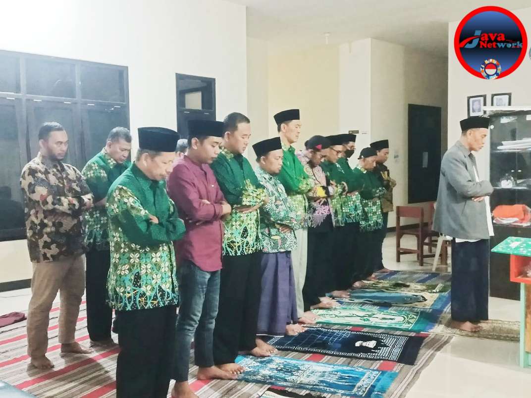 Bupati Sumenep Dr H Achmad Fauzi Wongsojudo, SH, MH Saat Melakukan Sholat Maghrib Berjamaah Bersama Pengurus Dewan Muhammadiyah Sumenep 