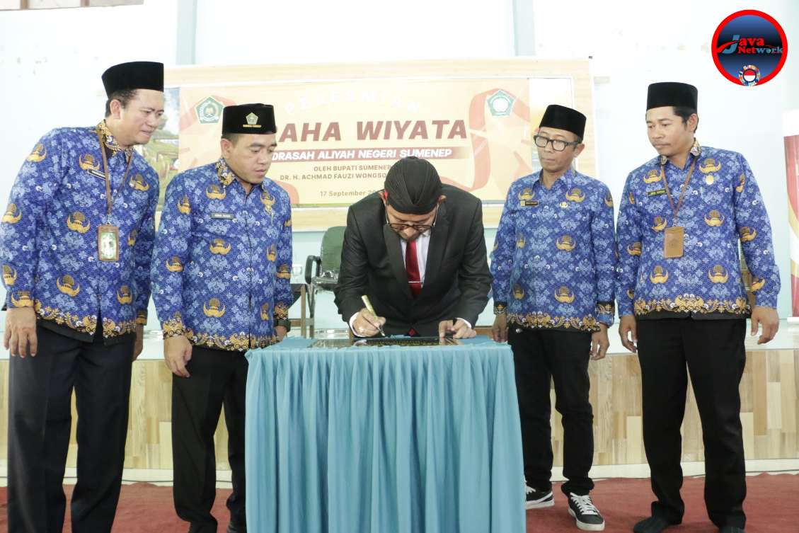 Bupati Sumenep Dr. H. Achmad Fauzi Wongsojudo, SH, MH Saat Menandatangani Prasasti Didampingi Kepala Kemenag Abdul Wasid MPd Tandai Peresmian Gedung Graha Wiyata MAN 1 Sumenep, Selasa (17/09/2024)