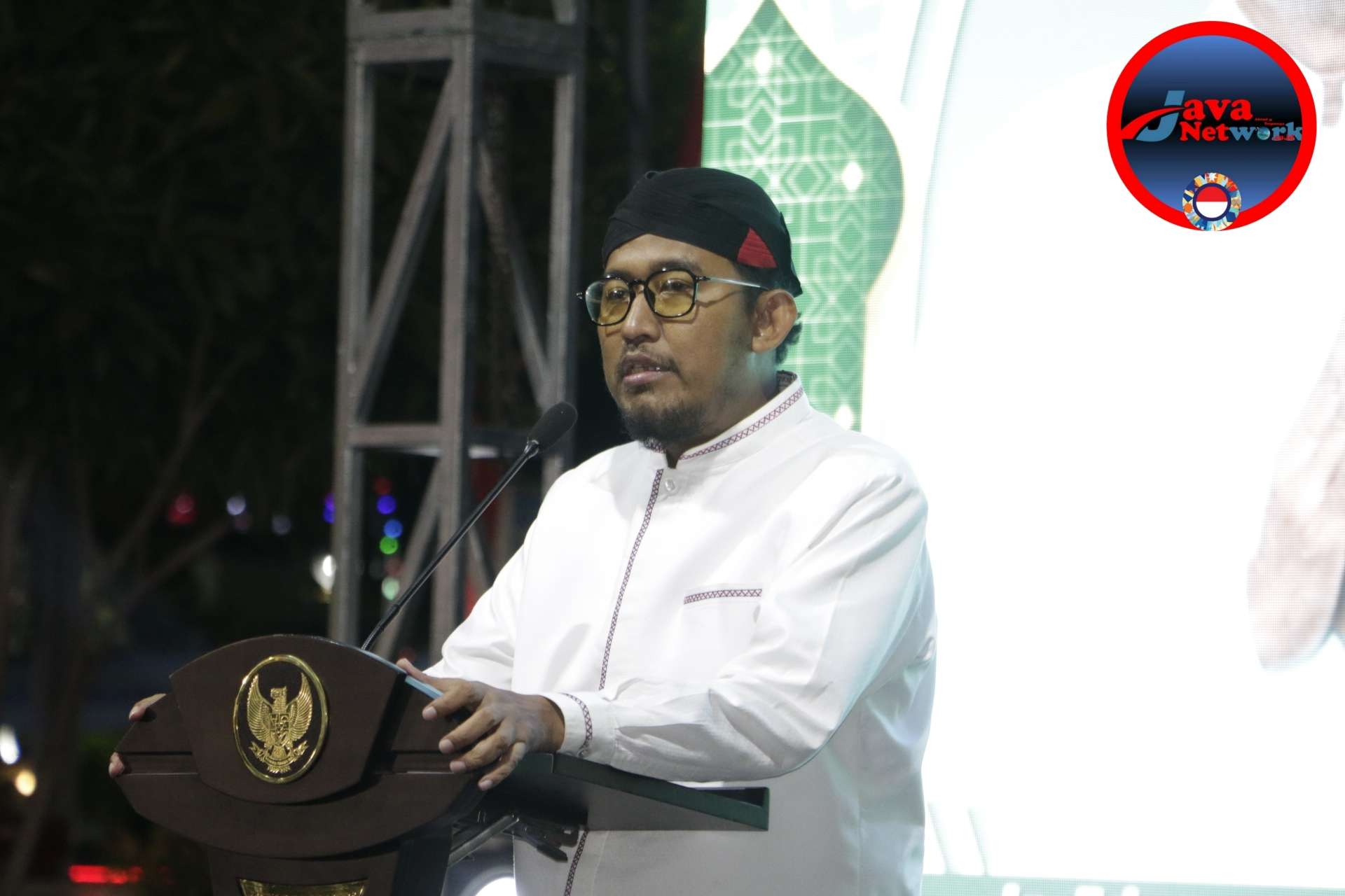 Bupati Sumenep Dr H. Achmad Fauzi Wongsojudo, SH, MH Saat Memberikan Sambutan Pada Acara Peringatan Maulid Nabi Muhammad SAW 1446 di Halaman Pemkab Sumenep, Selasa (17/09/2024) malam