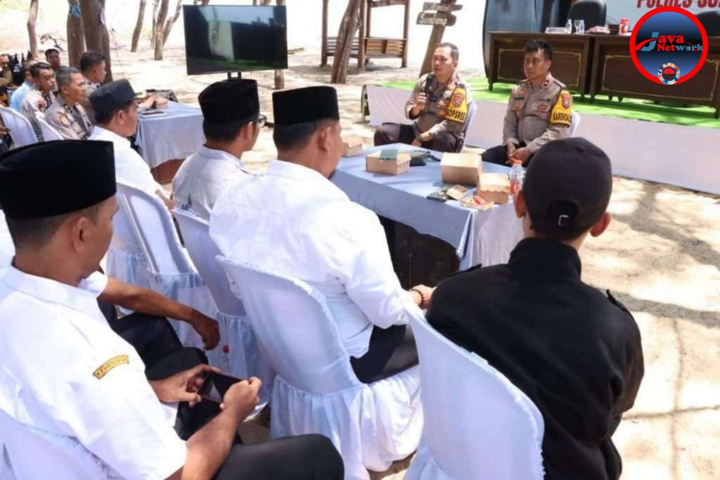 Suasana Pertemuan Dikemas Acara Silaturahmi Kapolres Sumenep AKBP Henri Noveri Santoso, SH, SIK, MM Bersama Kades se-Kecamatan Batang-Batang dan Kades se-Kecamatan Batuputih di Pantai Lombang Kecamatan Batang-Batang, Rabu (18/09/2024)