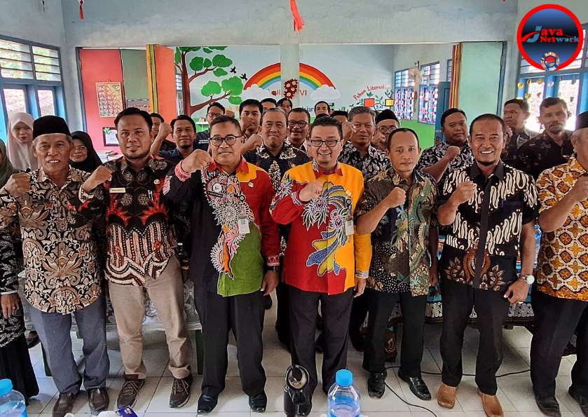 Foto Bersama Kabid GTK Disdik Sumenep, Akhmad Fairusi, SPd, M.AP Bersama KKKS dan Pengawas SD Kecamatan Batuan Usai Pembinaan Sekolah Responsif Gender. Kamis (19/09/2024)