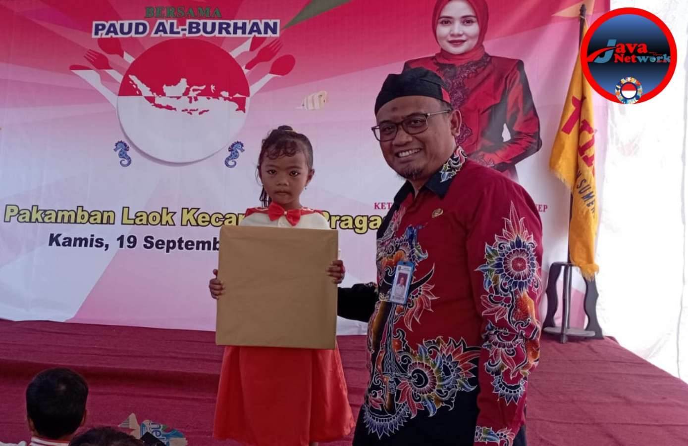 Camat Indra Berikan Hadiah Bagi Anak Paud di Program Gemarikan Dinas Perikanan Sumenep