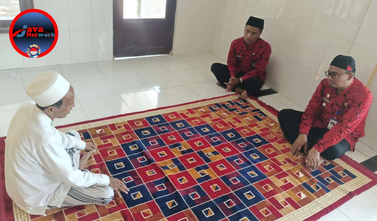 Camat Pragaan Indra Hermawan Saat mengunjungi Ketua MWC NU Pragaan KH. Ahmad Junaidi Muarif di Desa Jaddung Kecamatan Pragaan. Jum'at (20/09/2024)