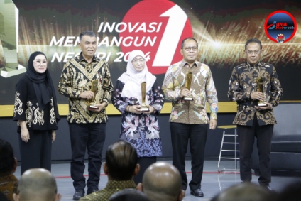 Wakil Bupati Sumenep Hj. Dewi Khalifah, SH, MH, MPdi Saat Menerima Penghargaan Katagori Pendayagunaan Penthahelik 2024 dari TV One, Jum'at (20/09/2024) malam