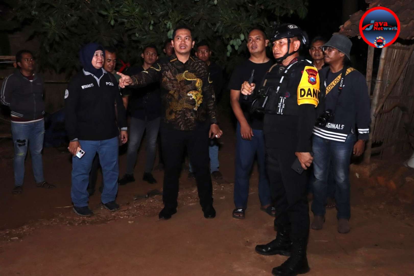 Kapolres Sumenep AKBP Henri Noveri Santoso, SH, SIK, MM Didampingi Wakapolres Kompol Trie Sis Biantoro SPd SIK MH dan Kasi Humas AKP Widiarti SH Saat Mengunjungi TKP Ledakan Petasan di Kecamatan Ganding, Sabtu (21/09/2024)