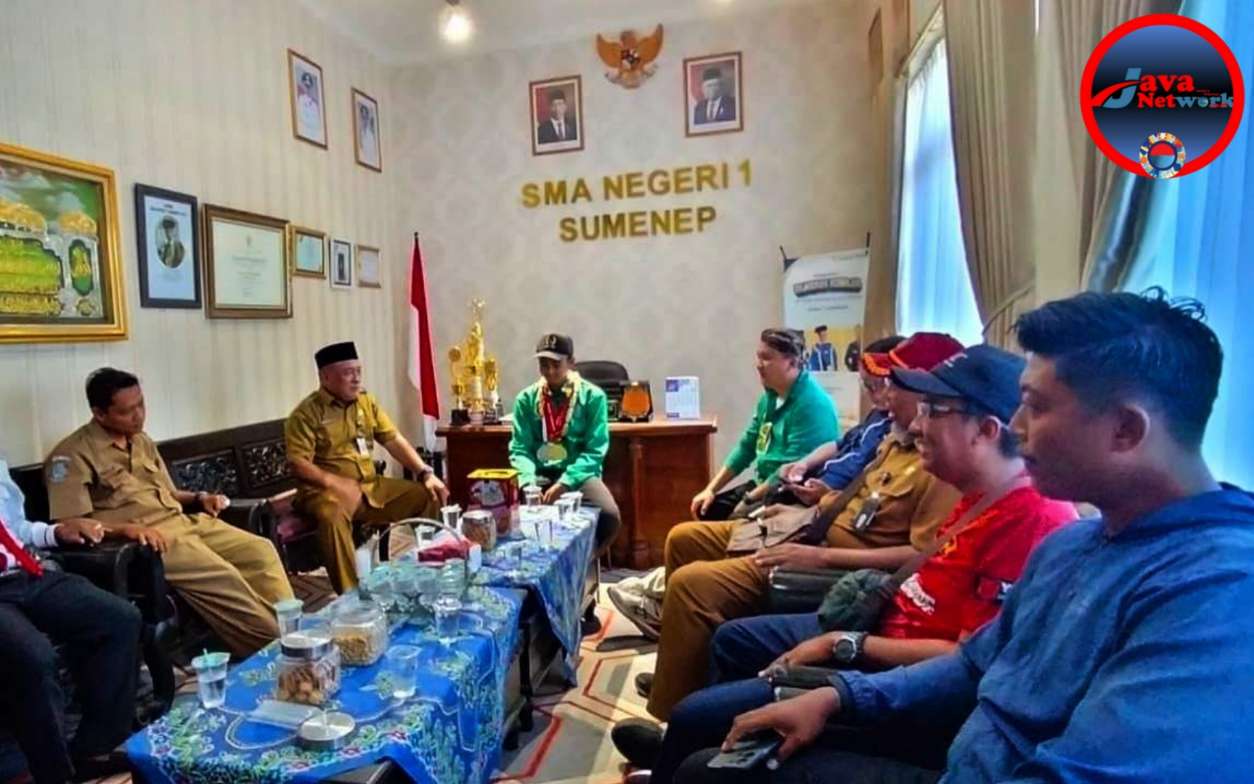 Suasana Saat Bagas Syarief Hidayat Bertatap Muka Dengan Kepala Sekolah SMAN 1 Sumenep Rafiuddin MPd