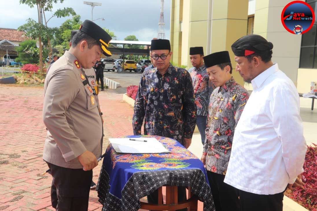 Kapolres Sumenep Bersama Kedua Paslon Pilkada Sumenep 2024 Saat Serah Terima Walpri