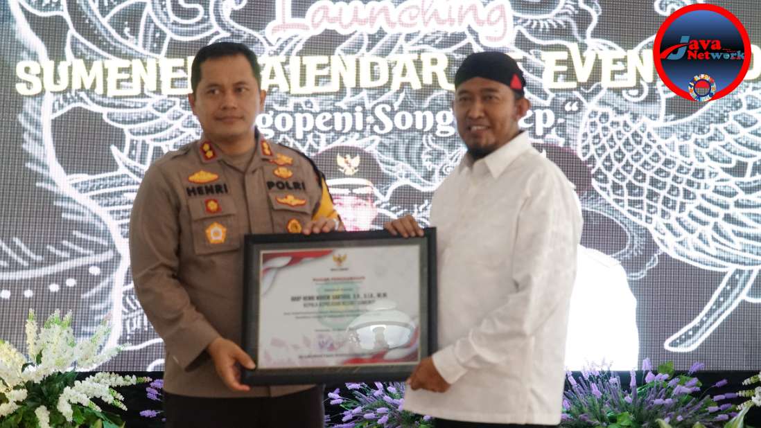 Bupati Sumenep Dr. H. Achmad Fauzi Wongsojudo, SH, MH Saat Memberikan Penghargaan Kepada Kapolres Sumenep, AKBP Henri Noveri Santoso, SH, SIK, MM di Pendopo Agung Keraton Sumenep, Selasa (24/09/2024)