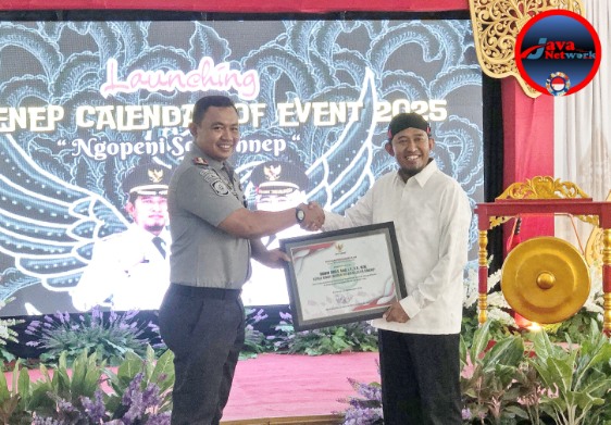 Bupati Sumenep Dr H. Achmad Fauzi Wongsojudo, SH, MH Saat Memberikan Penghargaan Kepada Karutan Sumenep Ridwan Susilo Amd IP MM