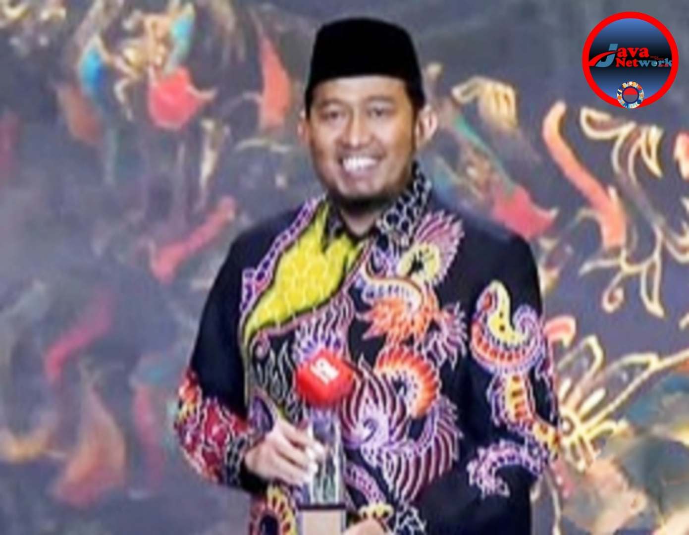 Dr. H. Achmad Fauzi Wongsojudo, SH, MH Saat Menerima Penghargaan Di Ajang CNN Indonesia Award ke7 2024