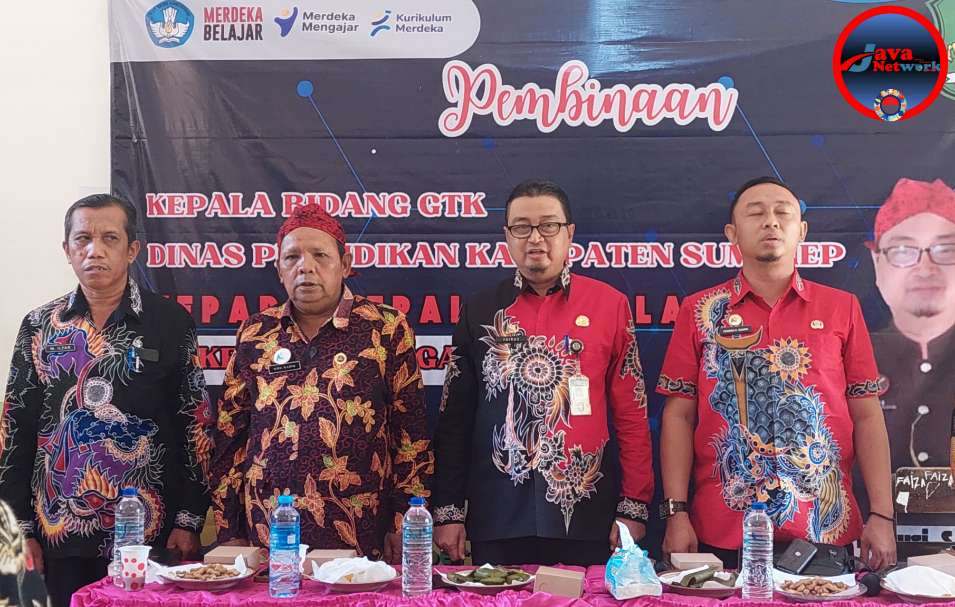 Kabid GTK Disdik Sumenep Akhmad Fairusi, SPd, M.AP. Nomer 2 Dari Sebelah Kanan Saat Memberikan Pembinaan Sekolah Responsif Gender SRG di Kecamatan Gapura, Kamis (26/09/2024)