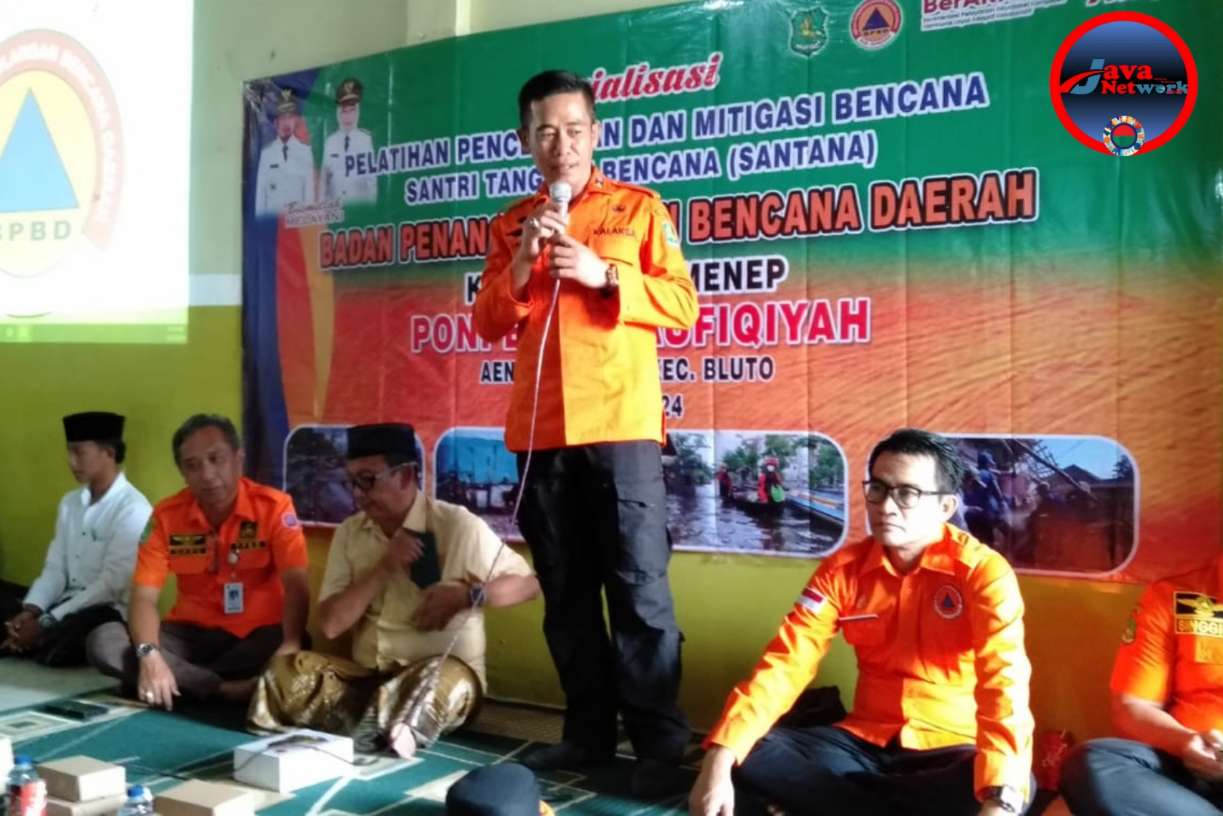 Kepala Pelaksana BPBD Kabupaten Sumenep, Drs. Achmad Laili Maulidi, MSi Saat Memaparkan Kegiatan Sosialisasi di Ponpes At-Taufiqiyah Desa Aeng Baja Raje Bluto, Jum'at (27/09/2024)