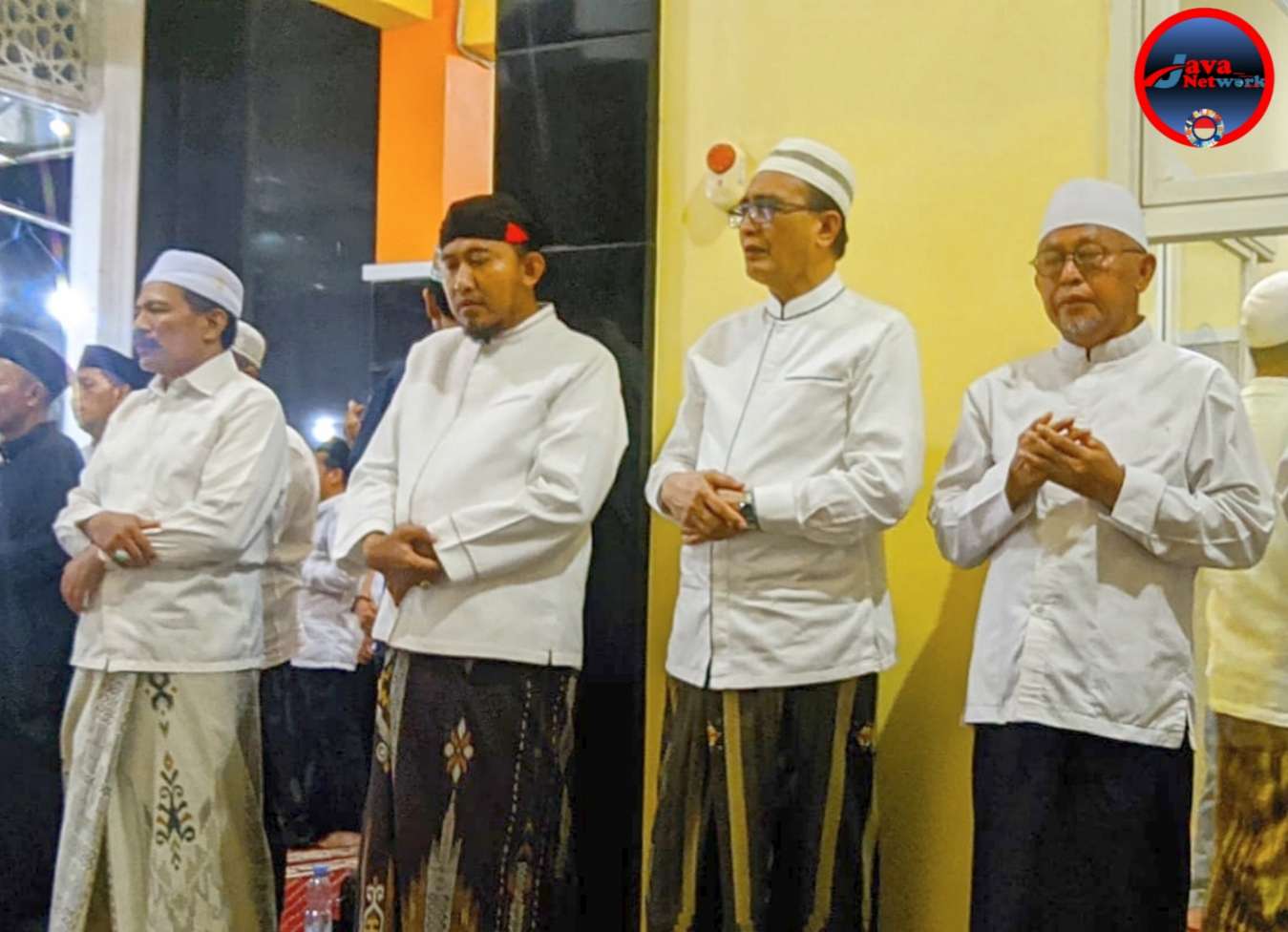 Dua Mantan Bupati Sumenep Dr. H. Achmad Fauzi Wongsojudo, SH, MH dan Dr. KH. Abuya Busyro Karim MSi Saat Menghadiri Maulid Nabi Muhammad SAW