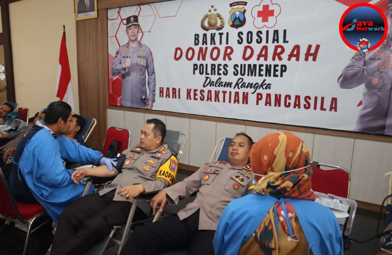 Kapolres Sumenep AKBP Henri Noveri Santoso, SH, SIK, MM Didampingi Wakapolres Sumenep Kompol Trie Sis Biantoro, SPd, SIK, MH saat melakukan Donor Darah