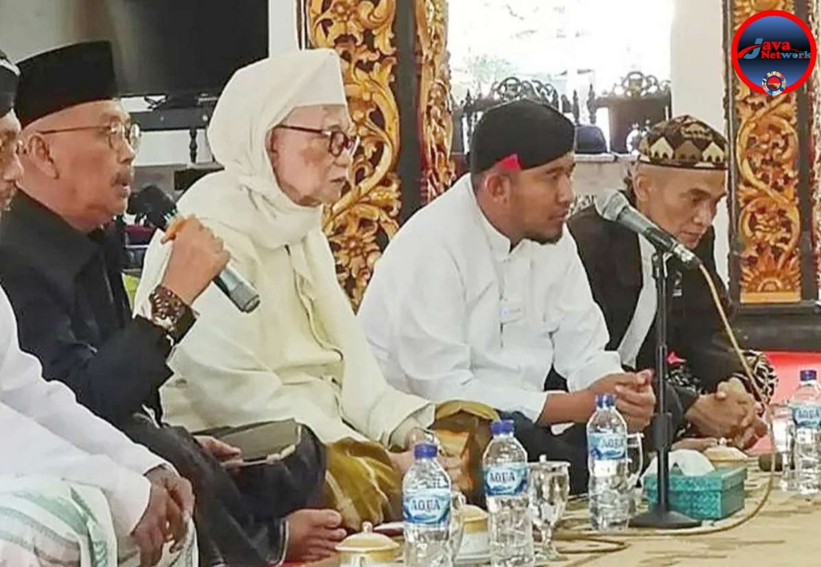 Suasana Saat Dr. H. Achmad Fauzi Wongsojudo, SH, MH Bersama Pengasuh Ponpes Lirboyo KH. Anwar Mansyur. Senin (30/09/2024)