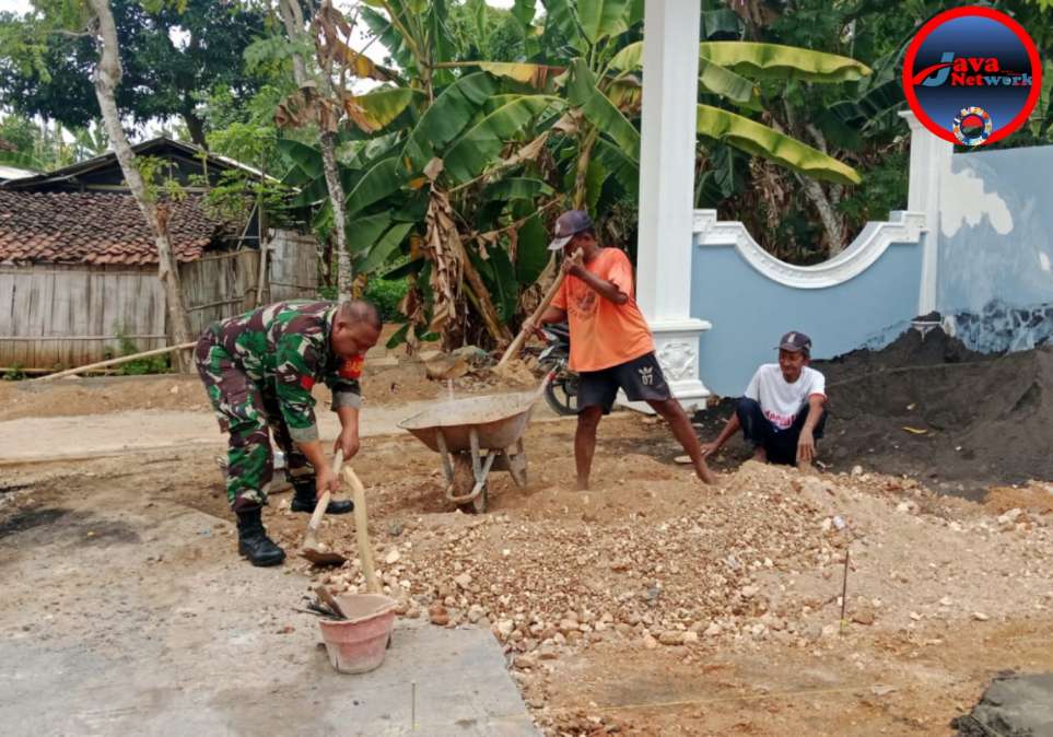 Peduli Warganya, Babinsa Gapura Kopka Hendri Bantu Angkat Pasir Plester Rumah