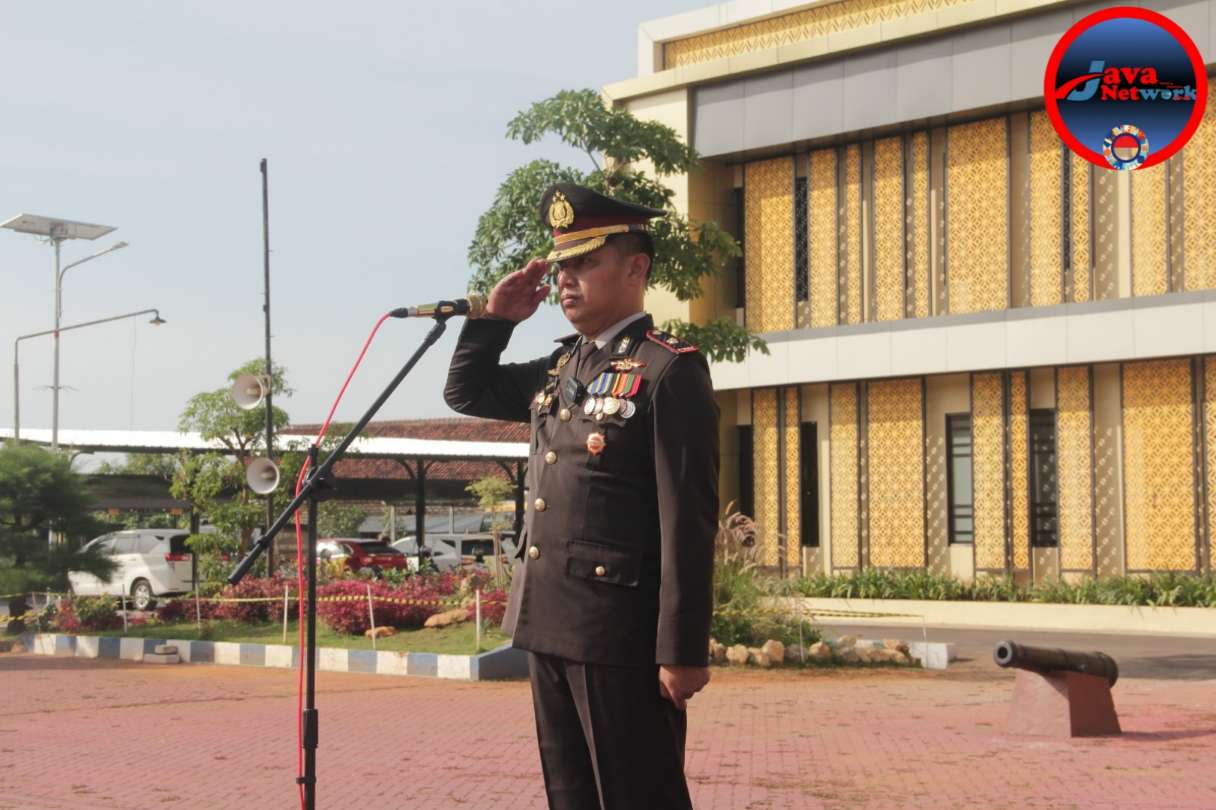 Wakapolres Sumenep Kompol Trie Sis Biantoro, SPd, SIK, MH Saat Memimpin Upacara Hari Kesaktian Pancasila