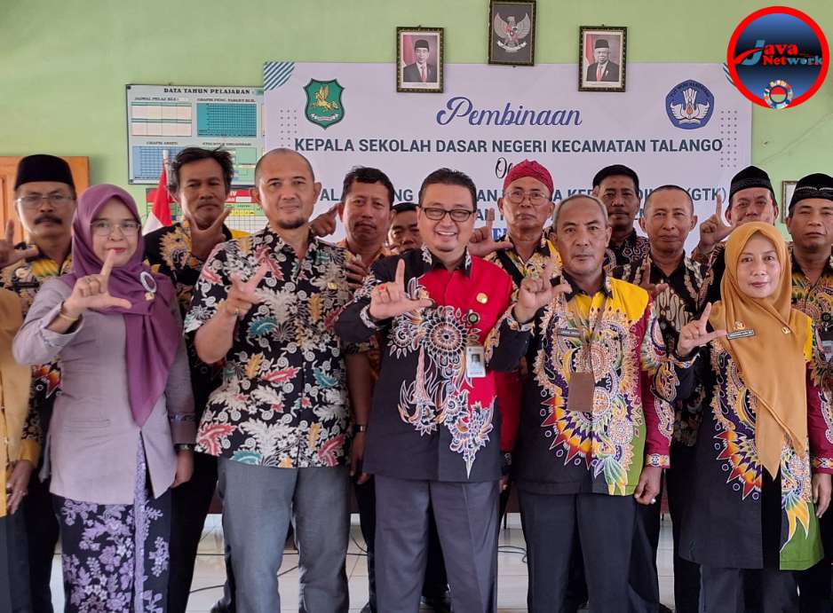 Foto Bersama Kabid GTK Disdik Sumenep Akhmad Fairusi, SPd, M.AP Bersama Pengawas SD dan KKKS Kecamatan Talango Usai Pembinaan Sekolah Responsif Gender SRG di SDN Padike IV 