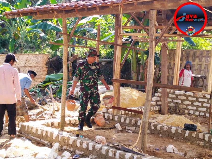 Selalu Ada Bersama Rakyat, Babinsa Pragaan Bantu Renovasi Rumah Warga