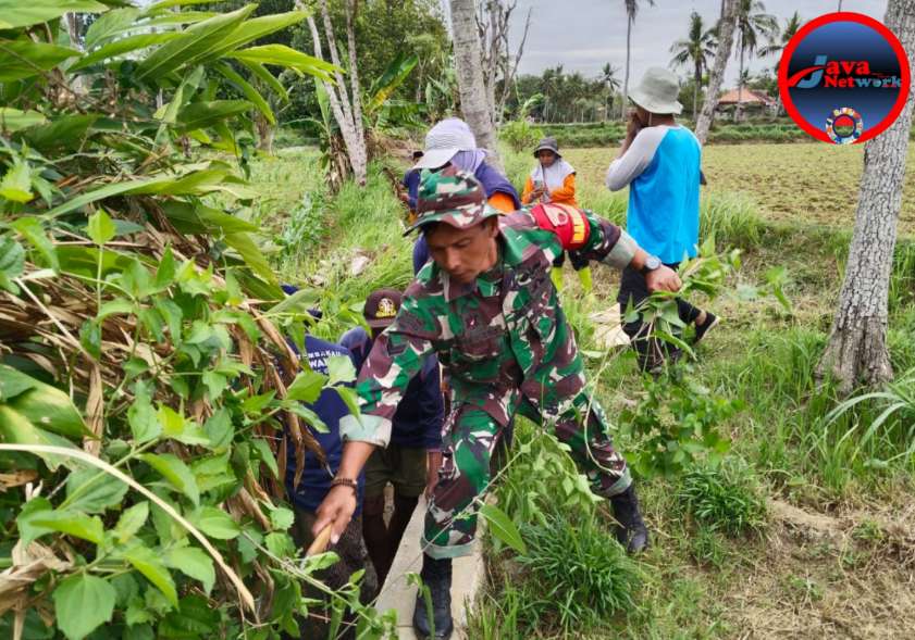 Babinsa Ganding Bersama Masyarakat Bersihkan Saluran Irigasi Pertanian