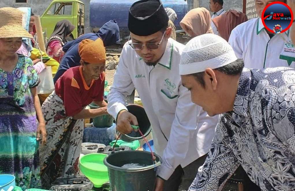 Musim Kemarau Berkepanjangan, LAZISNU Jatim Turlap ke Madura, Salurkan Air Bersih Kepada Warga