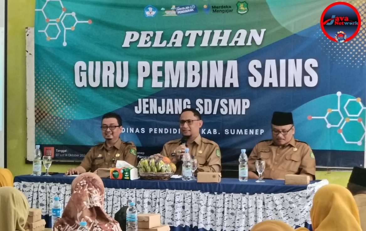 Kadisdik Sumenep Agus Dwi Saputra, S.Sos, MSi Didampingi Kabid GTK Akhmad Fairusi Saat Membuka Pelatihan Guru Pembina Sains 2024 di SMPN 6 Sumenep, Senin (07/10/2024)