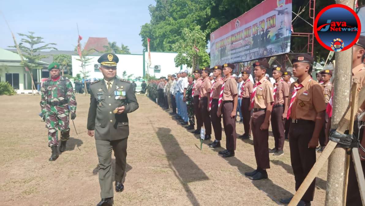 Dandim Sumenep Letkol Inf Yoyok Wahyudi, SIP, MHan Saat Sidak Pasukan di Acara Peringatan HUT TNI ke-79 di Makodim Sumenep