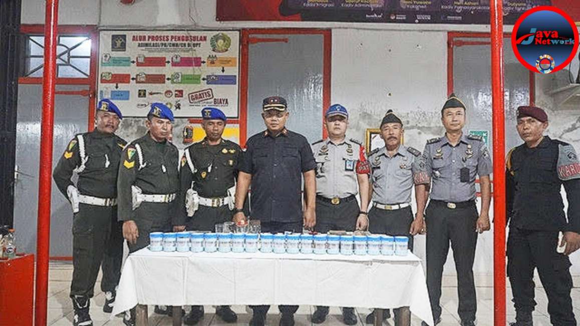 Karutan Kelas IIB Sumenep Ridwan Susilo, Amd, IP, MM Bersama Sat Denpom Sumenep Saat Akan Melakukan Kegiatan Penggeledahan Kamar Hunian WBP Rutan Sumenep