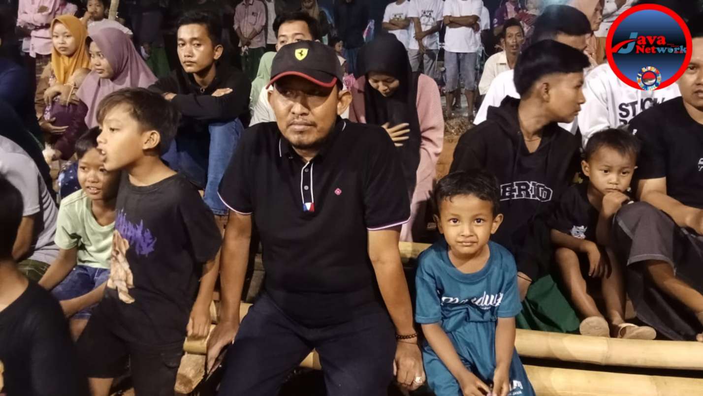 Dr. H. Achmad Fauzi Wongsojudo, SH, MH Terlihat Membaur Bersama Masyarakat Saat Menonton Pertandingan Bola Voli Plastik di Desa Bun Barat Kecamatan Rubaru, Selasa (08/10/2024) malam