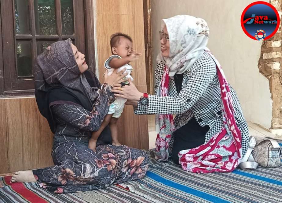 Politisi Nia Kurnia Fauzi Saat Bertakziah ke Rumah Duka Korban KDRT di Desa Lenteng Timur, Rabu (09/10/2024)