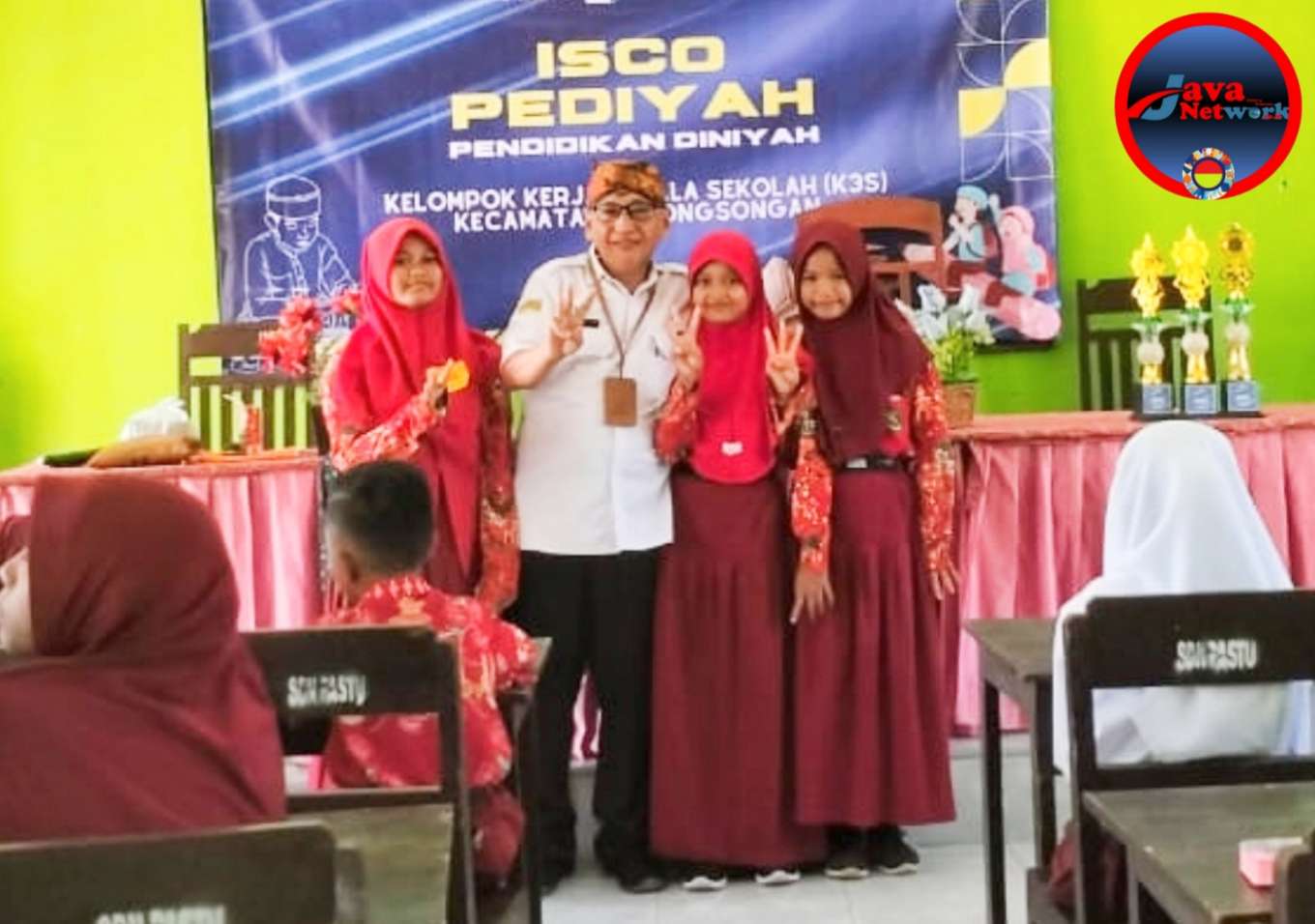 Kepala SDN Panaongan III Kecamatan Pasongsongan Agus Sugianto, SPd Beserta Anak Didiknya
