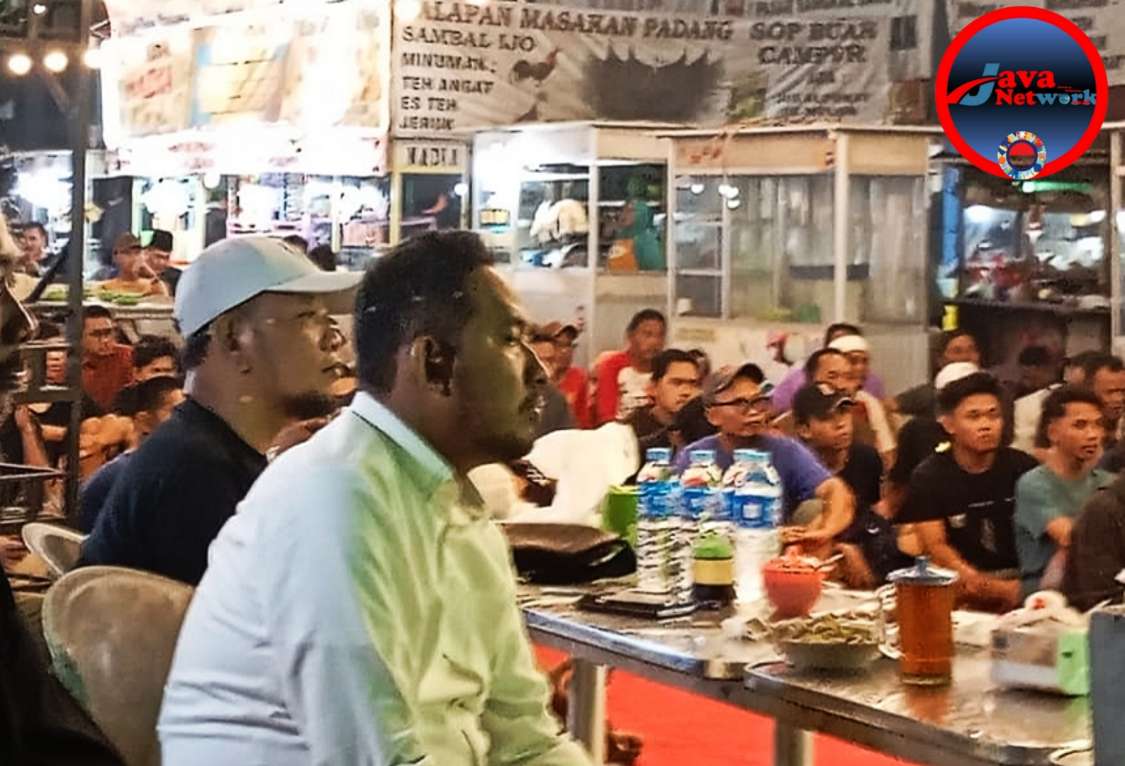 Dr. H. Achmad Fauzi Wongsojudo, SH, MH Saat Nobar Timnas Indonesia vs Bahrain di Pasar Tradisional Bangkal Sumenep Bersama Warga Dan Pelaku UMKM