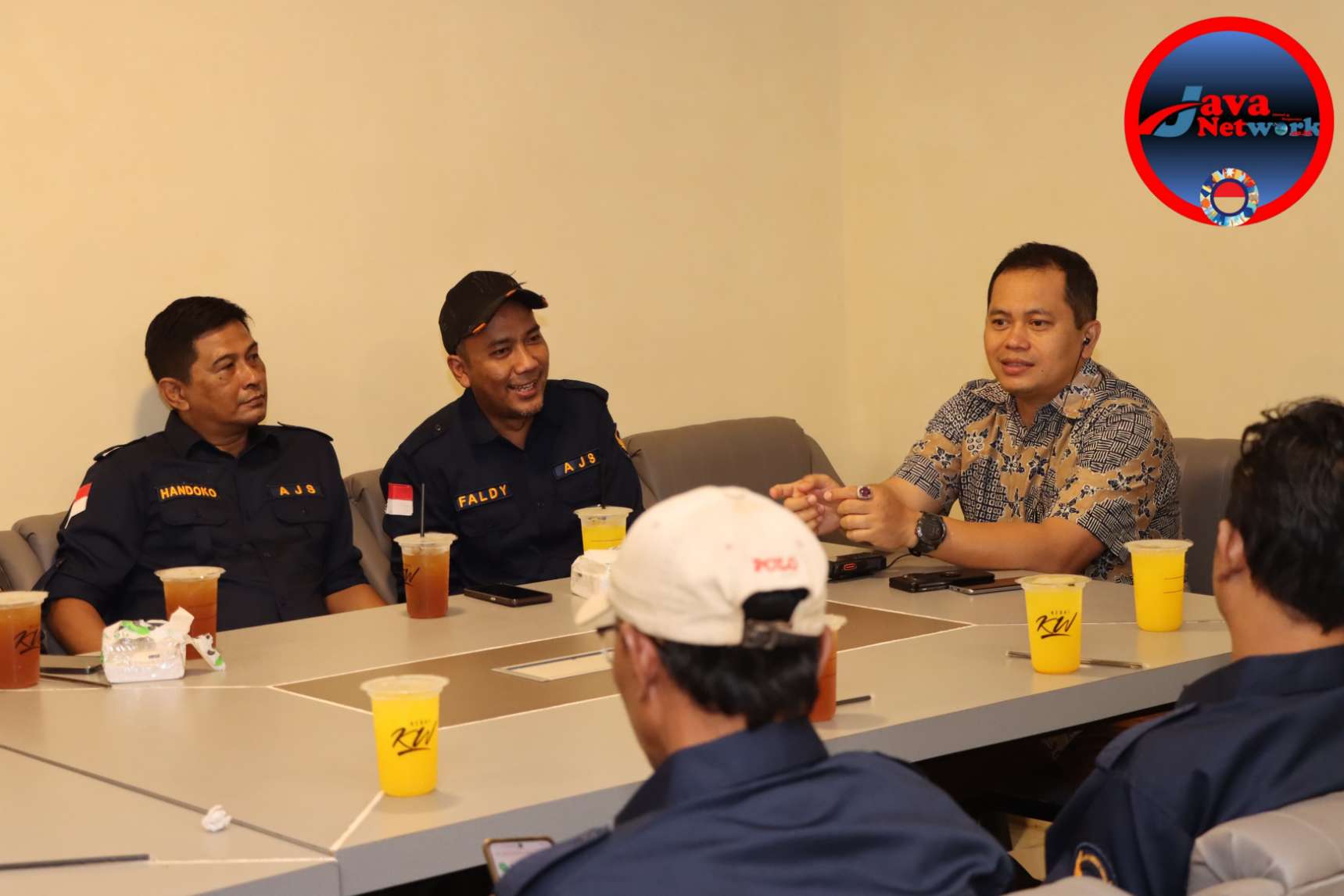 Suasana Ngopi Bareng Kapolres Sumenep AKBP Henri Noveri Santoso, SH, SIK, MH Bersama Awak Media Yang Tergabung di Komunitas AJS Sumenep