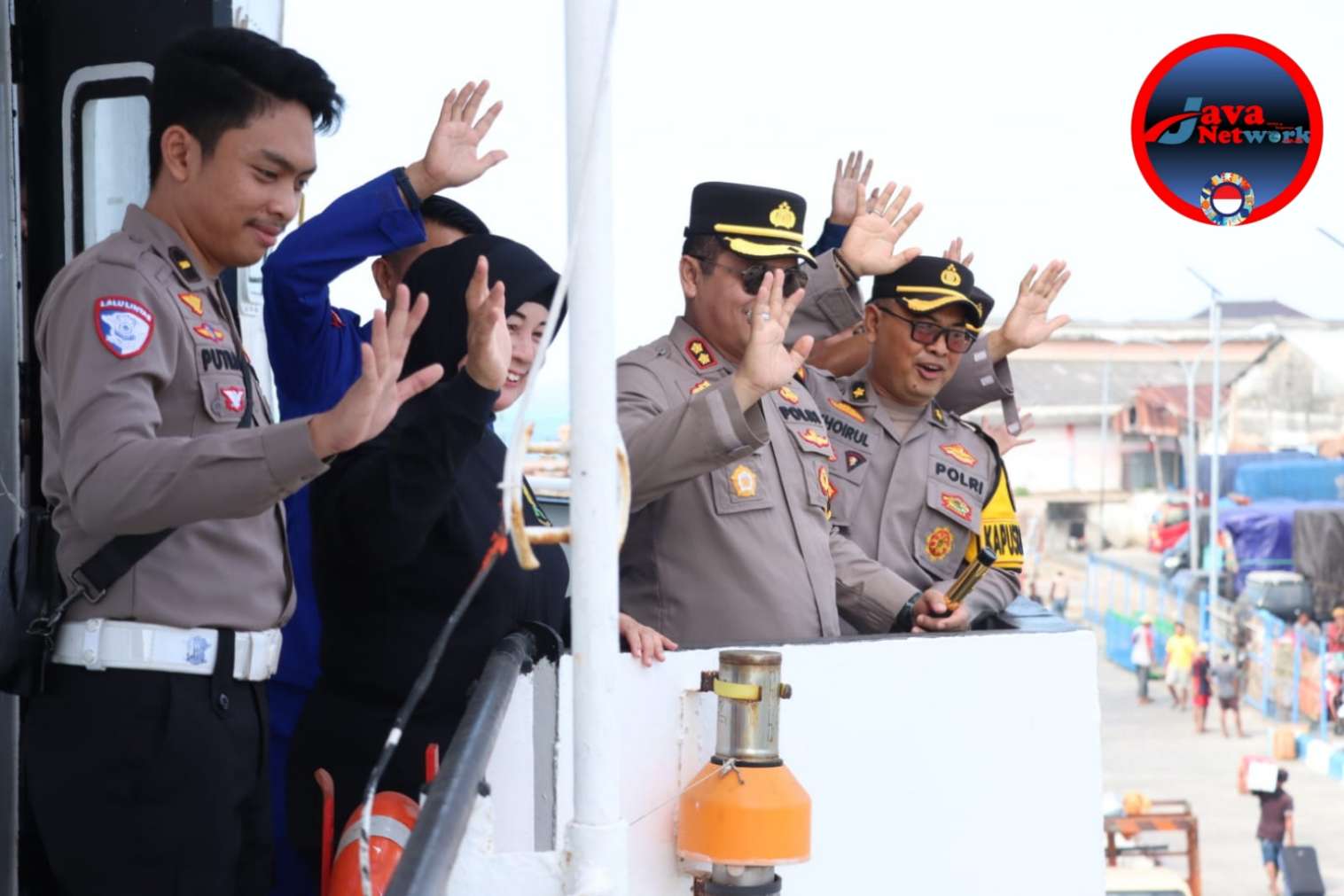 Kapolres Sumenep AKBP Henri Noveri Santoso SH SIK MM Bersama PJU Polres Sumenep Saat Berada Di Kapal Menuju Kepulauan Masalembu 