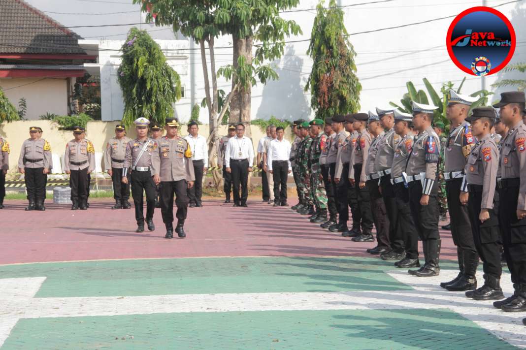 Wakapolres Sumenep Kompol Trie Sis Biantoro, SPd, SIK, MH Saat Sidak Gelar Pasukan Operasi Zebra Semeru 2024