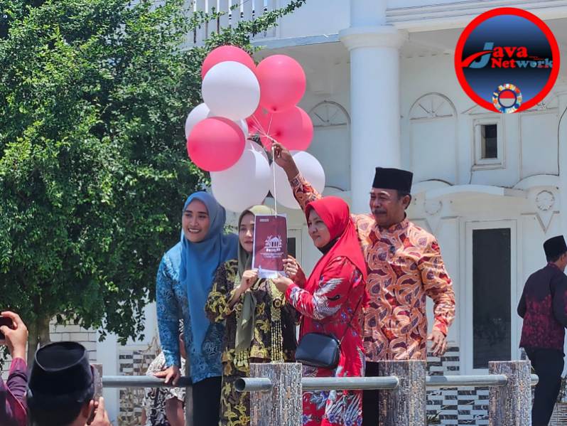 Pelepasan Balon oleh Ketua TP PKK Kabupaten Sumenep Tandai Launching Produk Beras Pote Desa Paberasan