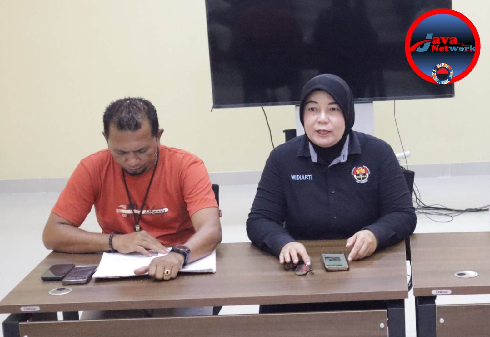 Kasi Humas Polres Sumenep AKP Widiarti SH dan Kanit Pidum Satreskrim Polres Sumenep IPDA Sirat SH 