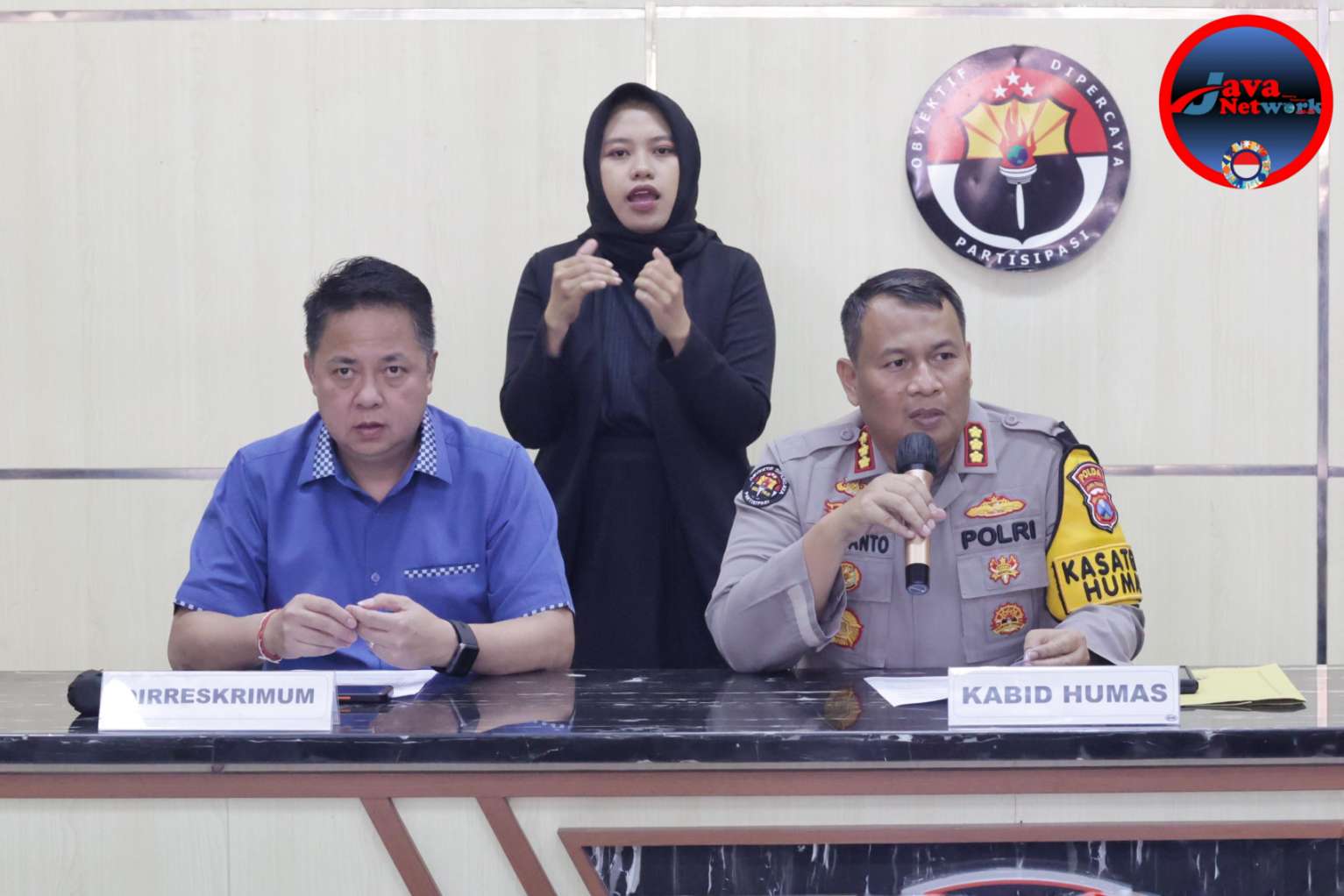 Dirreskrimum Polda Jatim Kombes Pol Farman Bersama Kabid Humas Kombes Pol Dirmanto Saat Memberikan Konferensi Pers nya, Selasa (15/10/2024)