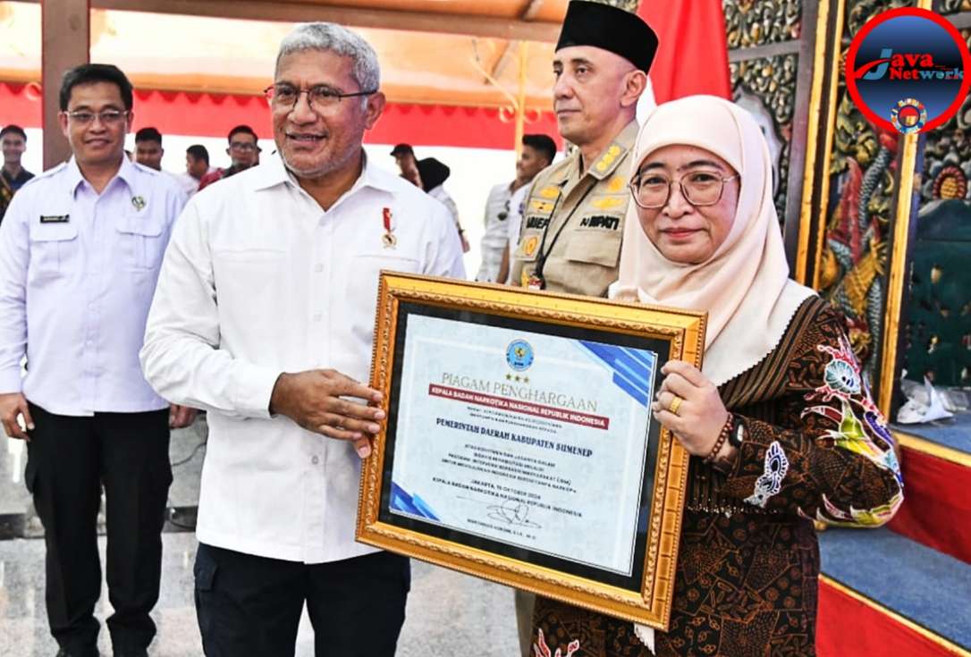 Plt. Bupati Sumenep Hj. Dewi Khalifah, SH, MH, MPdi Saat Menerima Penghargaan dari Kepala BNN RI Komjen Pol Martinus Hukom, SIK, MSi. Selasa (15/10/2024)