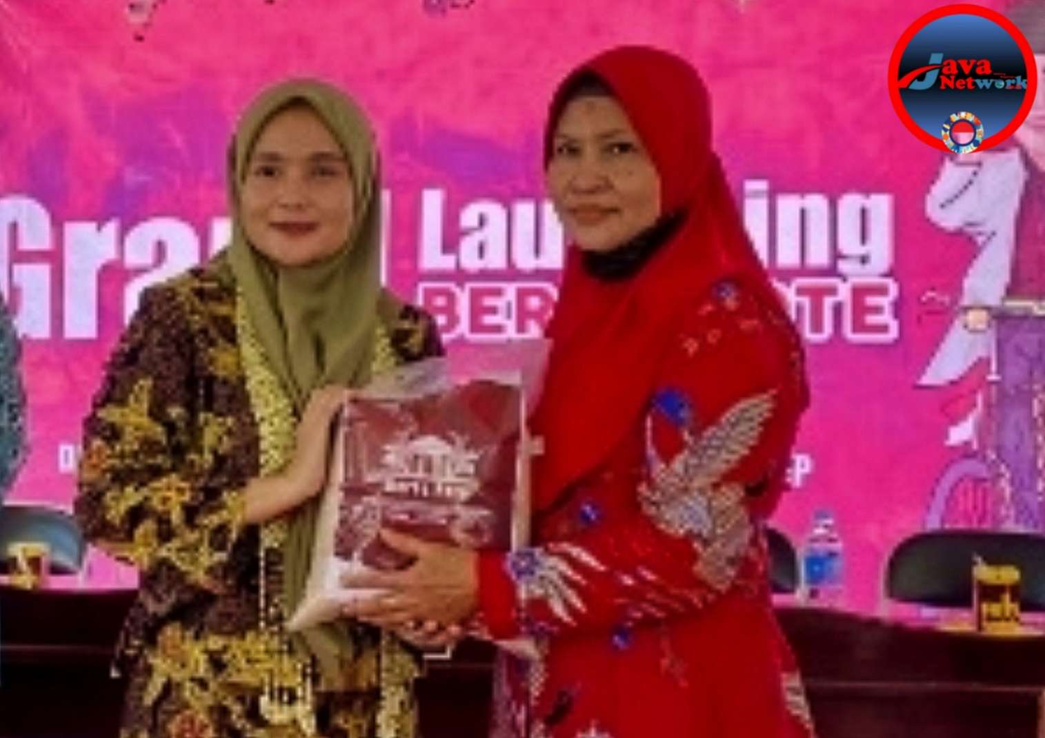 Ketua TP PKK Kabupaten Sekaligus Politisi Nia Kurnia Fauzi Saat Meluncurkan Produk Unggulan Beras Pote Hasil Produk Unggulan Beras Pote di Desa Paberasan Bersama Ketua TP PKK Desa Paberasan