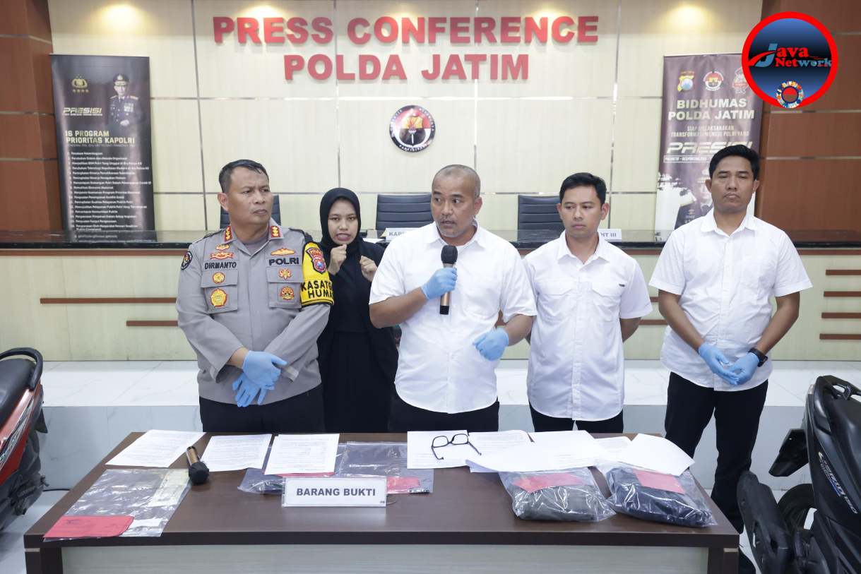 Kabid Humas Polda Jatim Kombes Pol Dirmanto dan Kasubdit Jatanras Ditreskrimum Polda Jatim AKBP Arbaidi Jumhur Saat Memberikan Konferensi Pers, Rabu (16/10/2024)